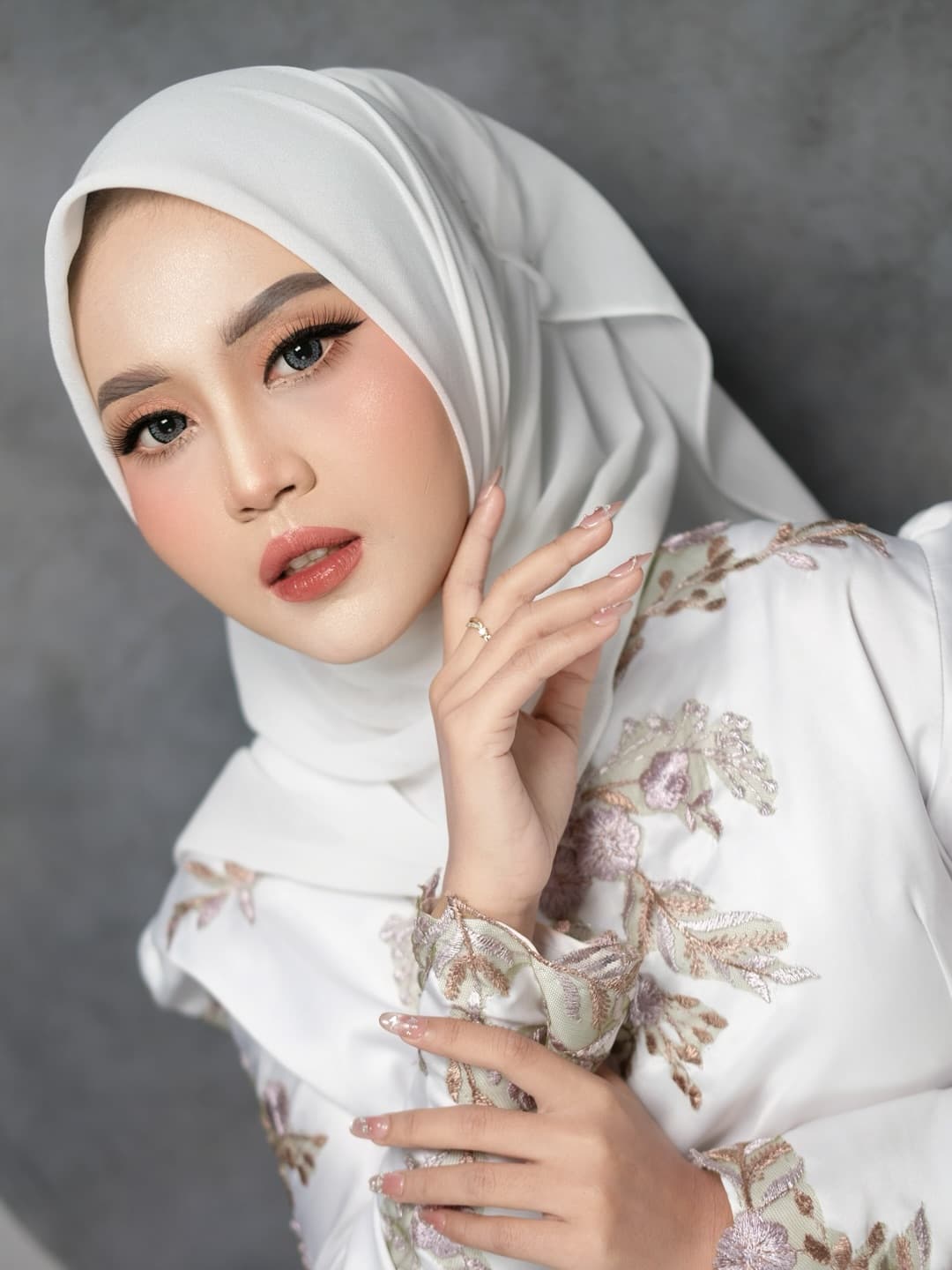 Engagement makeup — pose elegan